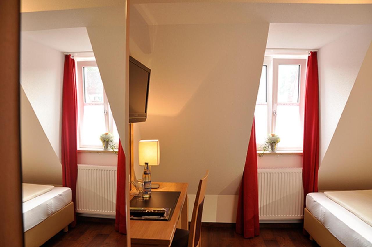Hotel Gasthof Zum Goldenen Lamm Harburg  Esterno foto